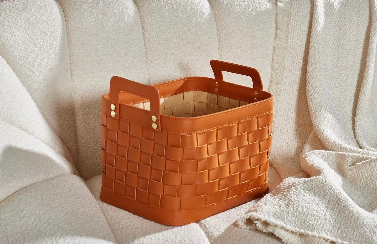 Petite panière en cuir tressé avec poignées – Orange sellier